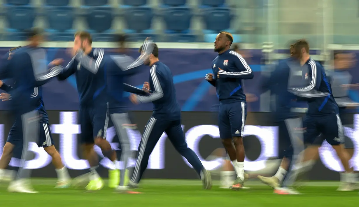 Para pemain Lyon berlatih jelang menghadapi Zenit pada matchday kelima Grup G Liga Champions di Gazprom Arena, Saint Petersburg, Rusia, Selasa (26/11/2019). Lyon akan menghadapi Zenit di Saint-Petersburg Stadium. (Olga MALTSEVA/AFP)