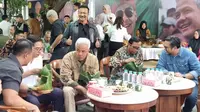 Pasangan Bacapres-Bacawapres Ganjar Pranowo dan Mahfud Md menyantap pecel dan jamu usai tes kesehatan di RSPAD Gatot Soebroto, Jakarta Pusat. (Liputan6.com/Ady Anugrahadi)