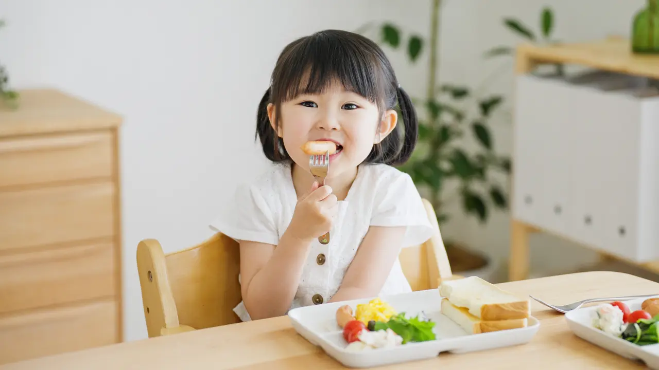 anak makan