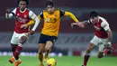 Pemain Arsenal, Willian (kiri) dan Hector Bellerin (kanan) berusaha merebut bola dari gelandang Wolverhampton Wanderers Pedro Neto pada pekan kesepuluh Liga Inggris di Emirates Stadium, London, Minggu (29/11/2020). Arsenal takluk 1-2 dari Wolverhampton Wanderers. (JULIAN FINNEY/POOL/AFP)