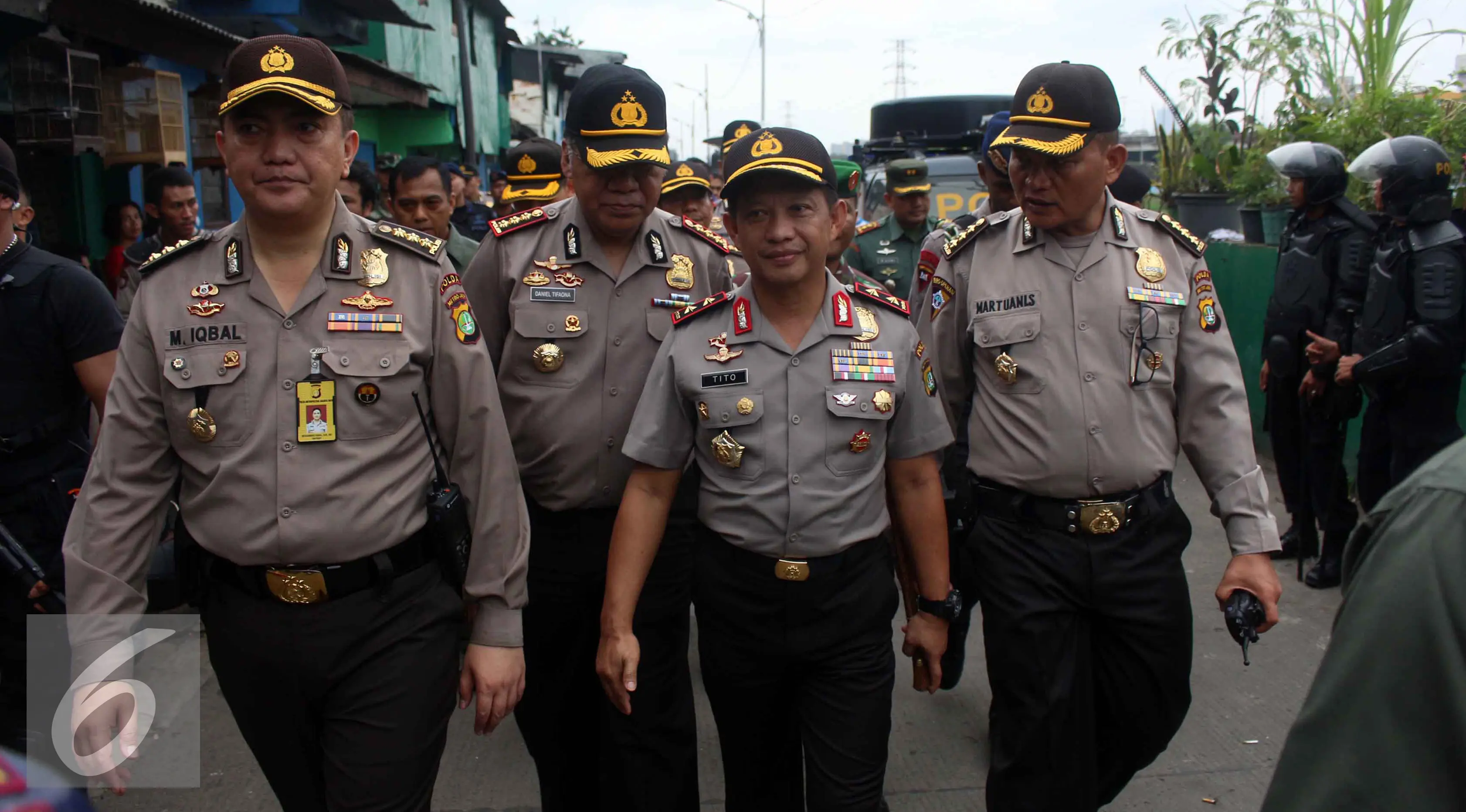 Kapolda Metro Jaya Irjen Tito Karnavian saat operasi menangani penyakit masyarakat di kawasan Kalijodo, Jakarta Utara, Sabtu (20/2). Ribuan aparat gabungan dikerahkan dalam operasi Pekat tersebut. (/Faizal Fanani)