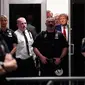 Setelah meninggalkan gedung pengadilan, Trump dilaporkan terbang dengan jet pribadinya untuk kembali ke kediamannya di Mar-a-Lago, California. (AP Photo/Mary Altaffer)