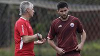 Pelatih Persija Jakarta, Ivan Kolev, berdiskusi dengan Jakhongir Abdumuminov saat latihan di Lapangan Sutasoma, Jakarta, Rabu (16/1). Ini merupakan latihan perdana yang dipimpin oleh Ivan Kolev. (Bola.com/Yoppy Renato)