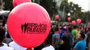 Sebuah balon bertuliskan Brimob run 2017 terlihat di Bundaran HI, Jakarta, Minggu (5/11). Brimob akan menggelar lomba lari dalam rangka memperingati HUT-nya ke-72, 3 Desember 2017 mendatang. (Liputan6.com/Angga Yuniar)