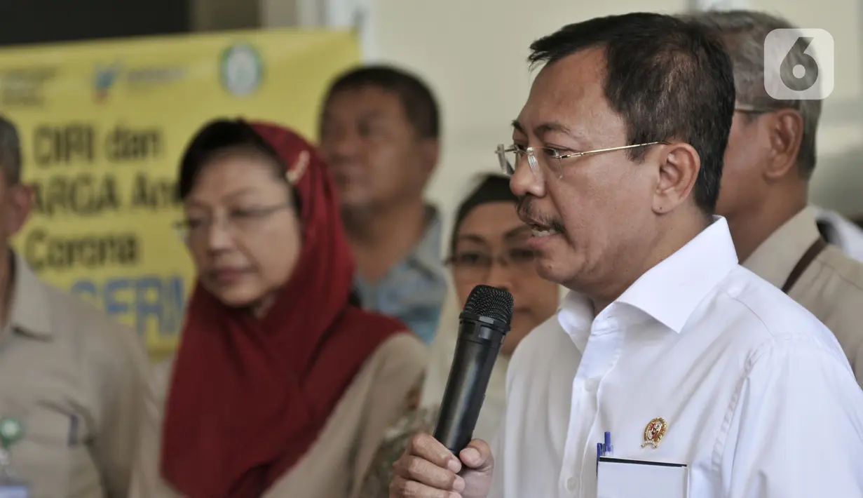 Menteri Kesehatan Terawan Agus Putranto didampingi jajaran dokter memberikan keterangan usai menjenguk dua pasien positif terinfeksi Corona di Rumah Sakit Penyakit Infeksi (RSPI) Prof. DR. Saroso, Sunter, Jakarta, Senin (2/3/2020). (merdeka.com/Iqbal S. Nugroho)