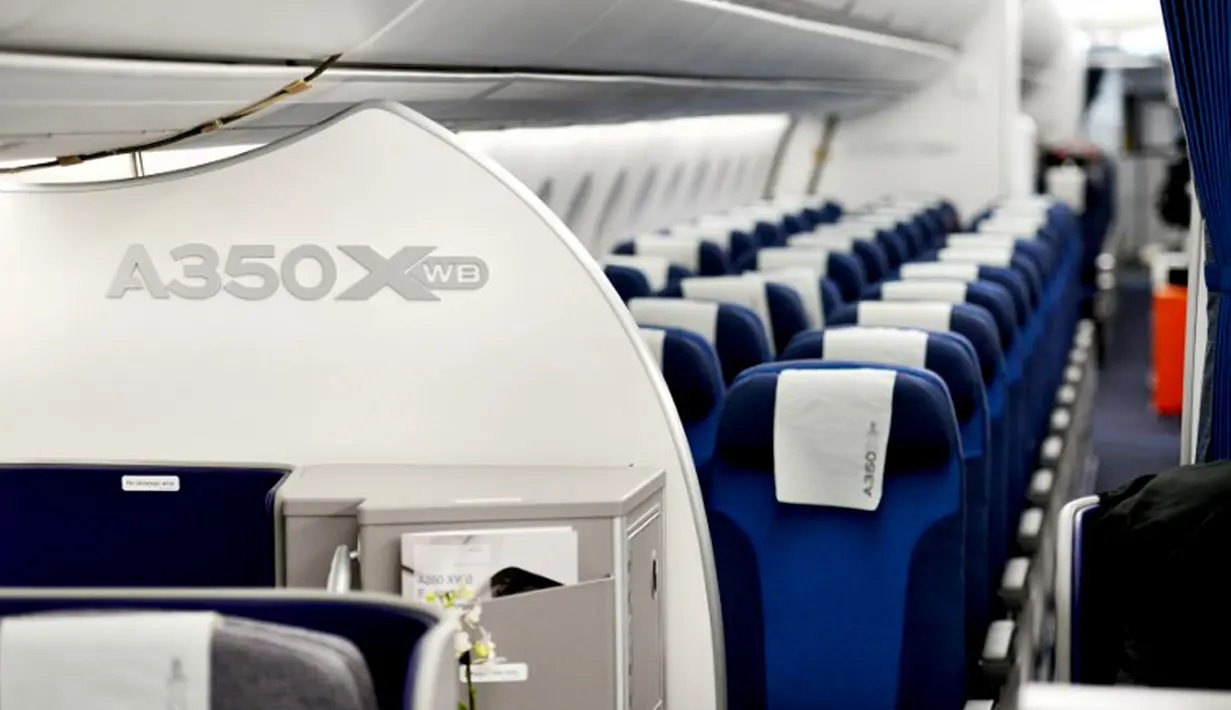 Airbus A350 XWB menawarkan ruang yang lebih pribadi, fleksibilitas serta kenyamanan dibandingkan pesawat lain di kelasnya. (AFP PHOTO/PATRICK LUX)