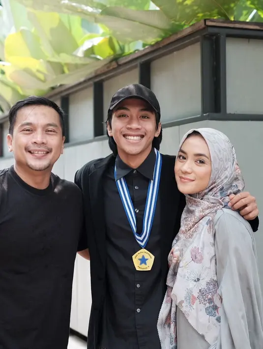 Keluarga yang satu ini kekompakannya memang patut ditiru ya. (Instagram @ennolerian_)