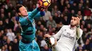 Striker Real Madrid, Alvaro Morata, berusaha mengganggu kiper Deportivo La Coruna, Przemyslaw Tyton, pada pekan ke-15 La Liga Spanyol di Santiago Bernabeu, Sabtu (10/12/2016). (AFP/Pierre-Philippe Marcou)