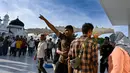 Para pengunjuk rasa yang marah meneriaki tentara saat mereka menurunkan bendera Gerakan Aceh Merdeka (GAM) yang dikibarkan berdampingan dengan bendera nasional Indonesia dalam sebuah unjuk rasa di Masjid Raya Baiturrahman, Banda Aceh, Sabtu, 15 September 2026. (AFP/ Chaideer Mahyuddin)