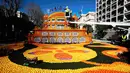 Pekerja merapikan sebuah replika bangunan di festival lemon, Menton , Prancis (10/2). Festival yang ke- 83 ini  yang bertema " Cinecitta ". (REUTERS/Eric Gaillard)