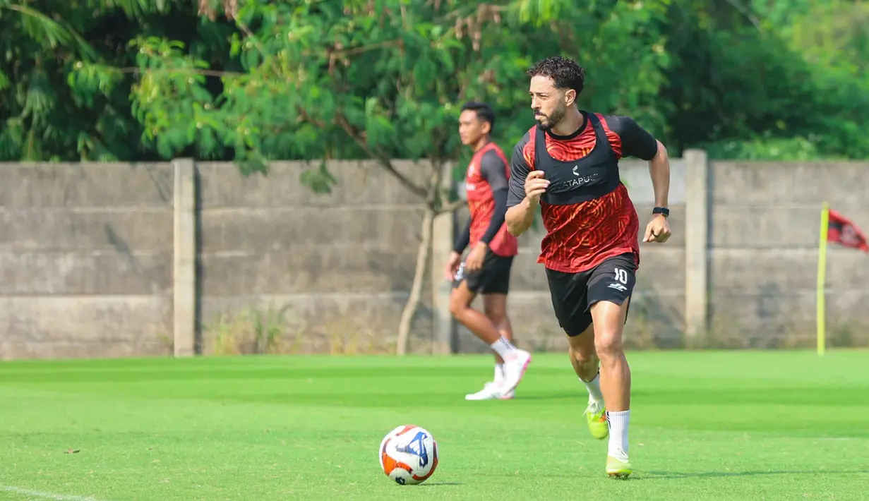 Sesi latihan yang berlangsung pada Kamis 7 Mei 2026 ini dipimpin langsung oleh pelatih Mauricio Souza. Tampak dalam foto, Pemain persija Jakarta, Jean Mota (kanan) saat mengikuti sesi latihan di Persija Training Ground, Bojongsari, Kota Depok, Jawa Barat, Kamis (7/5/2026). (Bola.com/M Iqbal Ichsan)
