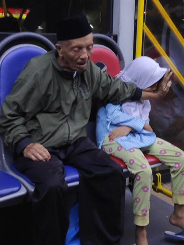 Momen Kakek Lindungi Cucunya yang Tertidur di Transjakarta