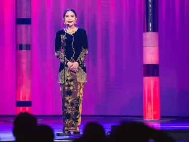 Pencapaian Prilly Latuconsina di dunia perfilman Tanah Air selalu bikin bangga. Ditunjuk sebagai Ketua Pelaksana FFI 2024, Prilly Latuconsina tampil memakai baju adat Jawa berbahan beludru dipadukan dengan kain batik warna cokelat. Rambut yang disanggul semakin pancarkan pesona Prilly. 15 tahun berkarier di industri hiburan, Prilly tentunya tak menyangka ada di titik ini. (Liputan6.com/IG/@prillylatuconsina96)