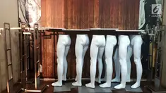 Sejumlah manikin tanpa busana dipajang di lantai busana pria di Matahari Mall Taman Anggrek, Jakarta, Jumat (1/12). PT Matahari Department Store akan menutup gerainya pada 3 Desember 2017. (Liputan6.com/Fery Pradolo)