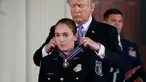 Presiden Donald Trump memberikan Medali Kehormatan kepada Nicole Battaglia dari Departemen Kepolisian Alexandria, Va di Gedung Putih, Washington, (27/7). Lima perwira dapatkan penghargaan atas kasus penembakan di Virginia. (AP Photo/Evan Vucci)