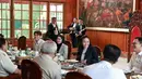 Saat diundang makan siang bersama Prabowo, Lesti Kejora dan Nikita Mirzani tampil formal dengan busana yang dikenakan. Keduanya memilih mengenakan pakaian warna gelap. [@lestikejora]