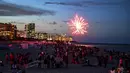 <p>Orang-orang berkumpul untuk menyaksikan pesta kembang api pada perayaan Hari Kemerdekaan di South Beach, Miami Beach, Florida, Amerika Serikat, 4 Juli 2023. (CHANDAN KHANNA/AFP)</p>