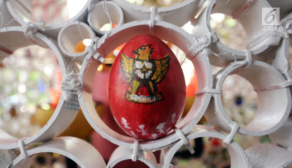 Salah satu hiasan pada salah satu telur paskah yang ada pada dekorasi telur paskah raksasa di Gereja Katedral, Jakarta, Minggu (4/1). Telur telur paskah tersebut dihias dengan tema sila ketiga dalam Pancasila. (Liputan6.com/Helmi Fithriansyah)