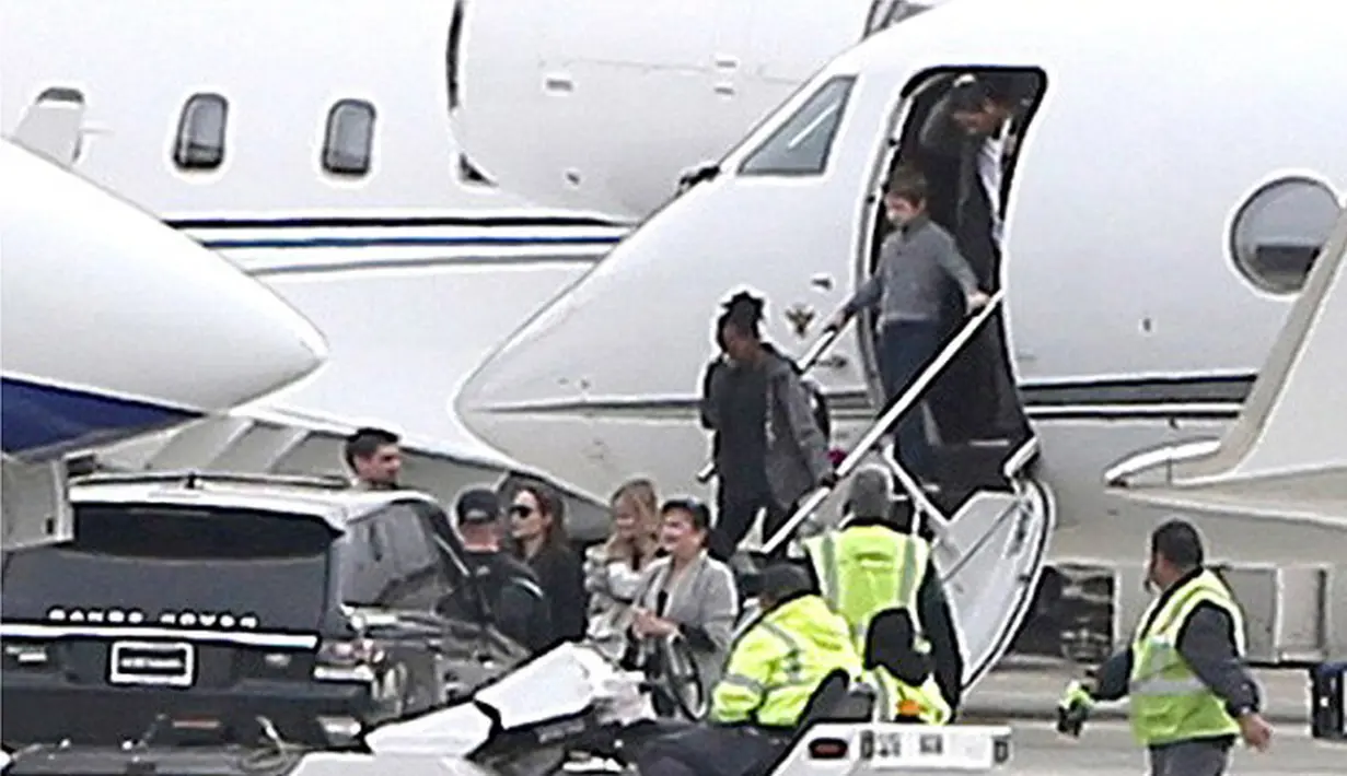 Menggugat cerai Brad Pitt pada bulan September lalu, Angelina Jolie membawa keenam buah hatinya meninggalkan Los Angeles. Setelah merayakan tahun baru di Colorado kemarin, Jolie  bersama anak-anaknya pun kembali ke L.A.(doc.dailymail.com)