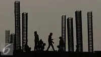 Pekerja saat membangun tiang konstruksi pembangunan gedung di Jakarta Pusat, Senin (19/10/2015). Bank Indonesia memproyeksikan pertumbuhan ekonomi Indonesia pada kuartal III 2015 sebesar 4,85 persen. (Liputan6.com/Immanuel Antonius)