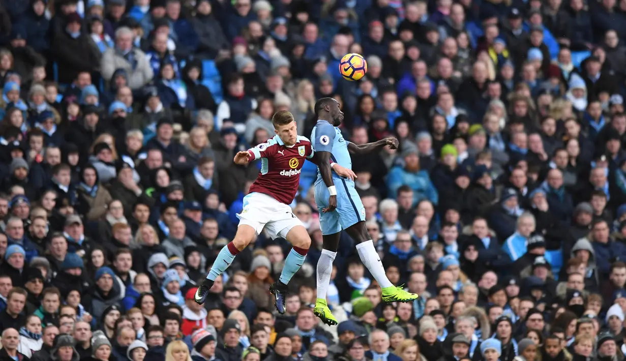 Pemain Manchester City, Bacary Sagna (kanan) berduel dengan pemain Burnley,  Johann Berg Gudmundsson pada lanjutan Premier League di Etihad Stadium, (2/1/2017).  (Reuters/Anthony Devlin)