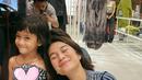 Pratama Arhan jadi juru kamera saat abadikan momen Azizah saat bersama sepupunya. Azizah Salsha terlihat kompak dengan baju senada. Arhan yang abadikan momen ini sungguh bikin baper warganet. (Liputan6.com/IG/arhanazizah.official)