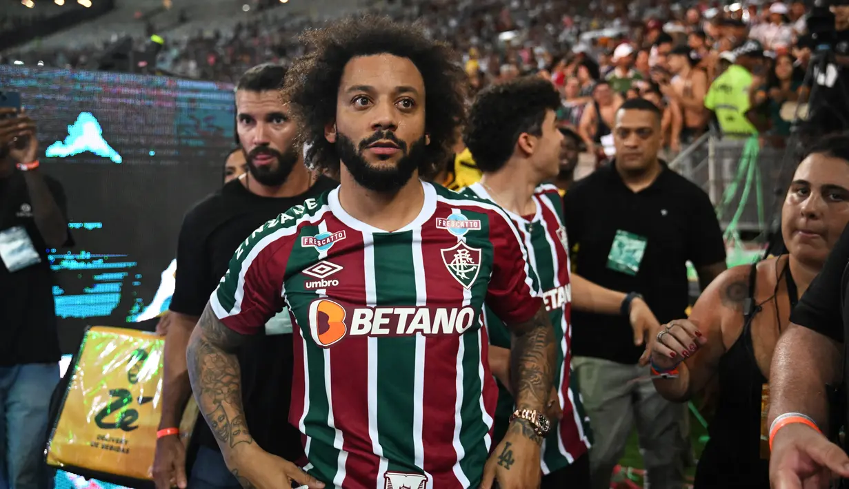 Bek Brasil Marcelo memberi isyarat selama presentasi resminya sebagai pemain baru Fluminense di stadion Maracana di Rio de Janeiro, Brasil pada 10 Maret 2023. Pemain berusia 34 tahun tersebut mendarat di Bandara RIOgaleao dan langsung disambut ribuan pendukung setia Fluminense. (AFP/Carl De Souza)