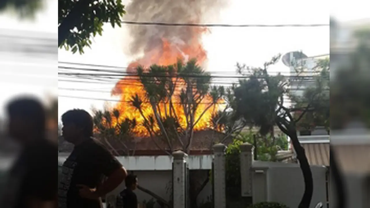 Foto-foto Kebakaran Kompleks Widya Chandra dari Warga