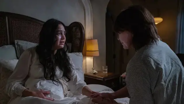 Melissa Barrera dengan Edie Inksetter dalam salah satu adegan di film Bed Rest.
