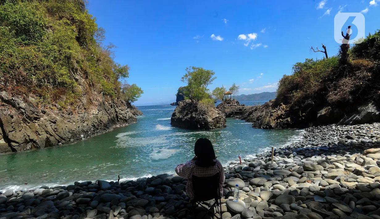 Bukan hanya panoramanya yang indah, pengunjung juga bisa menikmati nyanyian alam dan semilir angin serta suasana pantai. (merdeka.com/Arie Basuki)