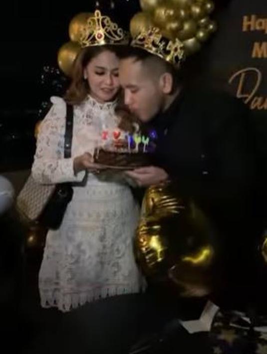 Jenita Janet rupanya telah menyiapkan kejutan untuk sang suami. Ia memberikan kue tart beserta lilin lengkap dengan topi dan balon-balon. (Foto: Instagram/@jenitajanet)