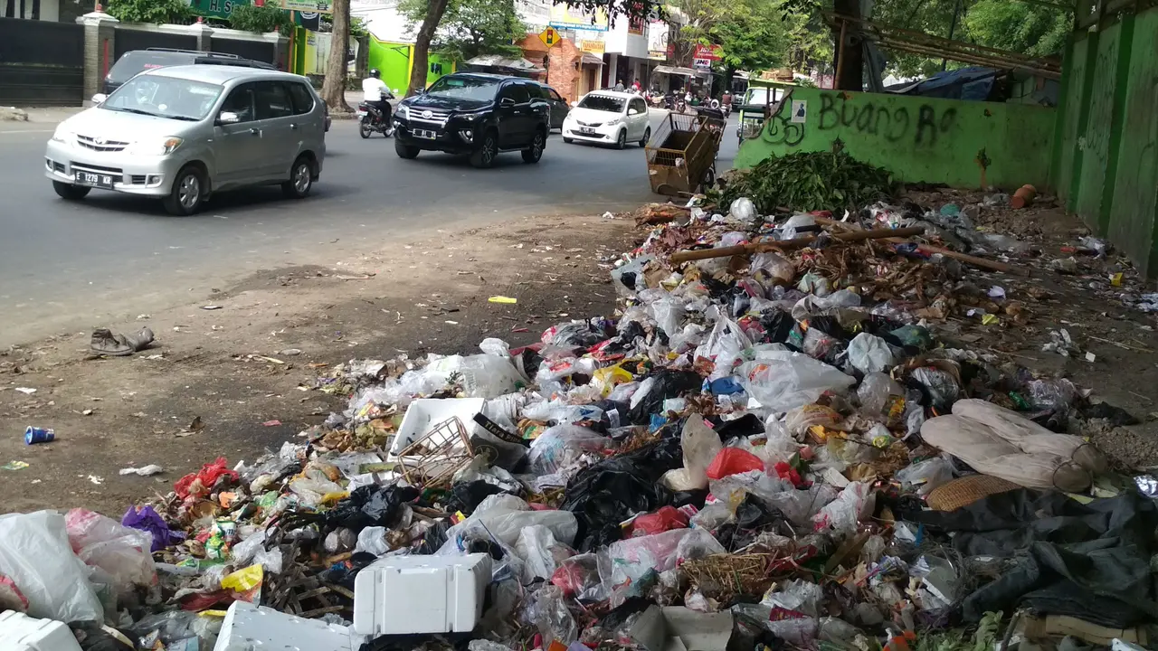 Lebaran Tiba, Sampah Plastik di TPPS Kesambi Cirebon Menumpuk Capai 1 Meter