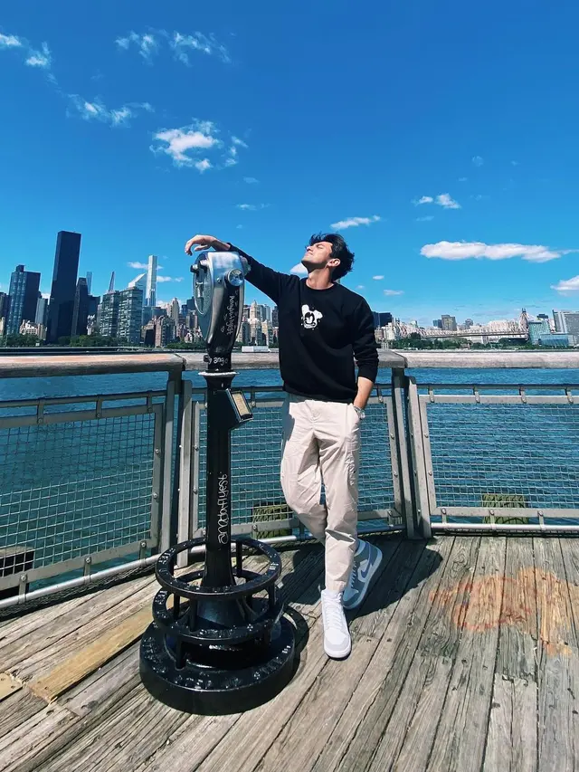 Gaya Omar Daniel Saat Di New York, Tampil Stylish. (Sumber: Instagram/omardaniel_)