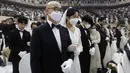 Sejumlah pasangan mengikuti kegiatan nikah massal di Cheong Shim Peace World Center di Gapyeong, Korea Selatan, Jumat, (7/2/2020). Diperkirakan ada ribuan pasangan mengikuti pernikahan massal tersebut. (AP Photo/Ahn Young-joon)