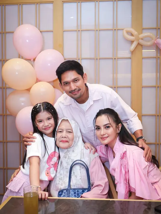 Sabuk kecil yang melingkari pinggang menonjolkan siluet tubuhnya, menciptakan kesan elegan namun tetap sederhana. Untuk alas kaki, ia memilih sepatu hak rendah berwarna netral yang melengkapi gaya lembutnya. [@ririnekawati].