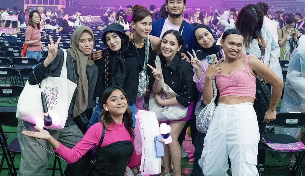 Atasan Rp6 jutaan tersebut dipadukan dengan short pants pink serasi dengan warna sneakers silver pinknya.  [@syahnaz]