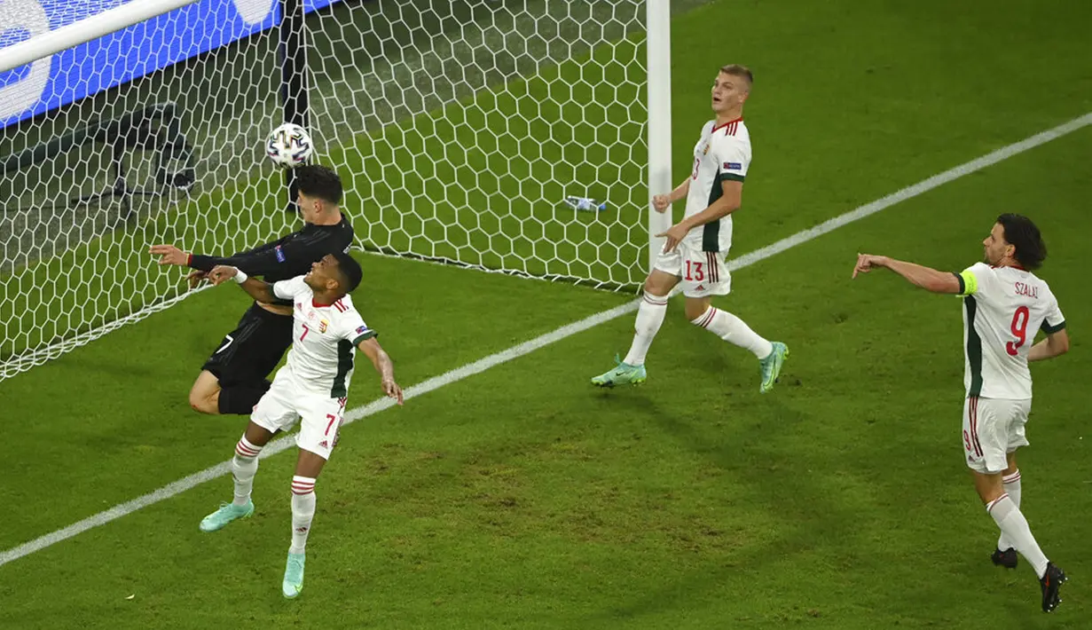 Pemain Jerman Kai Havertz (kiri atas) mencetak gol ke gawang Hungaria pada pertandingan Grup F Euro 2020 di Allianz Arena, Munich, Jerman, Rabu (23/6/2021). Pertandingan berakhir imbang 2-2. (Matthias Hangst/Pool Photo via AP)