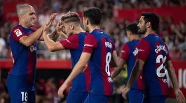 Gelandang Barcelona, Fermin Lopez (kedua kiri) merayakan gol yang dicetaknya saat pertandingan sepak bola Liga Spanyol melawan Sevilla FC di stadion Ramon Sanchez Pizjuan, Sevilla, 26 Mei 2024. (JORGE GUERRERO/AFP)