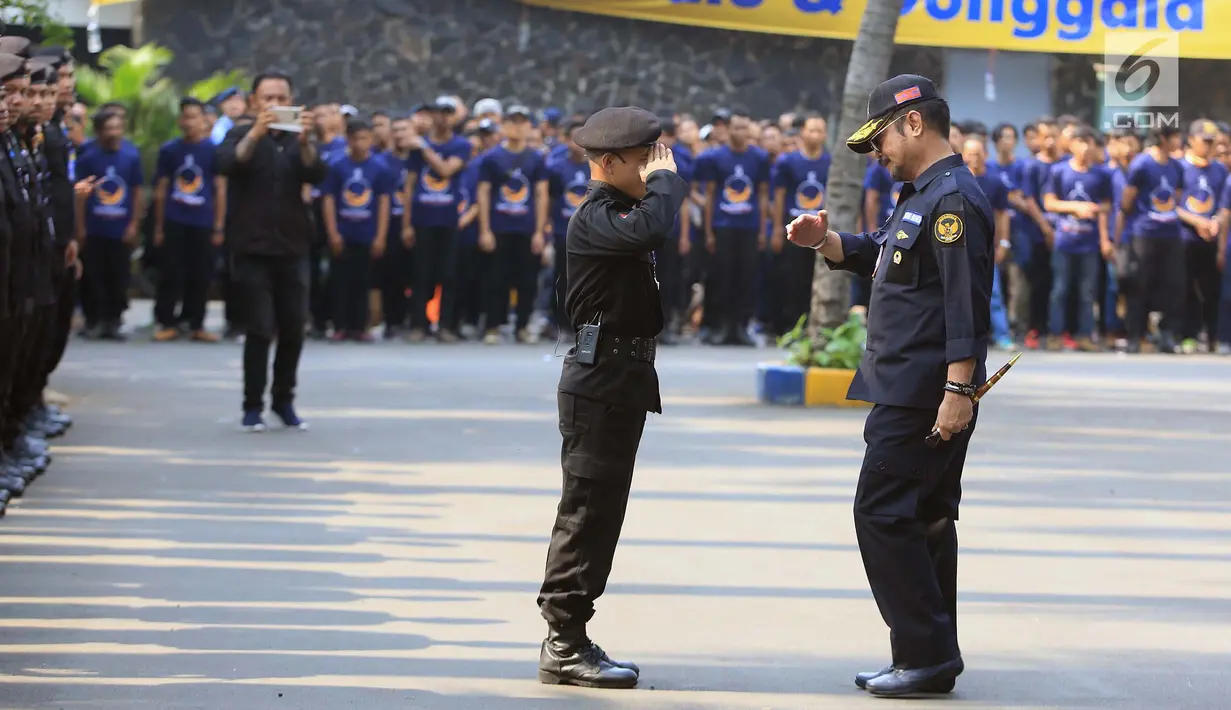 Ketua DPP Partai NasDem Bidang Otda Syahrul Yasin Limpo (kanan) saat memimpin upacara peringatan Hari Kesaktian Pancasila di DPP Partai NasDem, Jakarta, Senin (1/10). Upacara ini bertujuan mengenang jasa pahlawan revolusi. (Liputan6.com/Herman Zakharia)