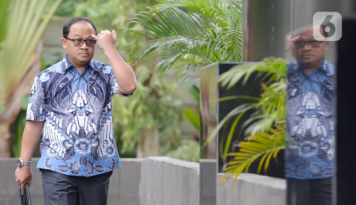 Direktur Utama PT Waskita Beton Precast Jarot Subana tiba di Gedung KPK, Jakarta, Kamis (6/2/2020). Jarot diperiksa untuk tersangka mantan Kepala Divisi II PT Waskita Karya Fathor Rachman dalam kasus dugaan korupsi pengerjaan subkontraktor 14 proyek fiktif. (merdeka.com/Dwi Narwoko)