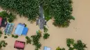 Pemandangan dari udara menunjukkan jalan yang terendam banjir di sebelah rumah-rumah yang terendam di Yong Peng, negara bagian Johor Malaysia, Sabtu (4/3/2023). Sementara Johor yang paling parah terkena dampaknya, ada juga banjir di negara bagian lain yang membuat ratusan orang mengungsi. (Photo by Mohd RASFAN / AFP)