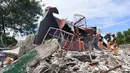Tim penyelamat mencari tiga orang yang dilaporkan hilang di bawah reruntuhan bangunan yang runtuh di Kota Bogo, Filipina pada 1 Oktober 2025. (TED ALJIBE/AFP)