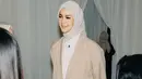 <p>Sebagai seorang pebisnis, Paula tetap mempertahankan gaya elegannya yang khas. Ia kerap terlihat mengenakan blazer, yang menjadi simbol perempuan modern yang kuat, percaya diri, dan profesional. [@paula_verhoeven].</p>