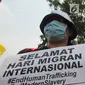 Massa dari berbagai elemen berunjuk rasa memperingati Hari Buruh Migran Internasional 2018 di depan Istana Merdeka, Jakarta (18/12). Mereka meminta pemerintah untuk memberikan jaminan lapangan pekerjaan dengan upah minimum. (Merdeka.com/Imam Buhori)