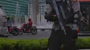 Aparat kepolisian bersenjata lengkap melakukan penjagaan di kawasan Bundaran Hotel Indonesia (HI), Jakarta, Rabu (12/5/2021). Pengamanan ketat tersebut dilakukan untuk menjaga perayan Idul Fitri 1442 di jantung Ibu Kota. (Liputan6.com/Angga Yuniar)