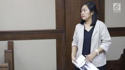 Direktur Keuangan PT Inersia Ampak Engineer (IAE), M Indung Andriani bersiap menjalani sidang pembacaan dakwaan di Pengadilan Tipikor, Jakarta, Rabu (20/8/2019). M Indung didakwa membantu anggota komisi VI DPR RI, Bowo Sidik Pangarso menerima uang dari PT HTK. (Liputan6.com/Helmi Fithriansyah)