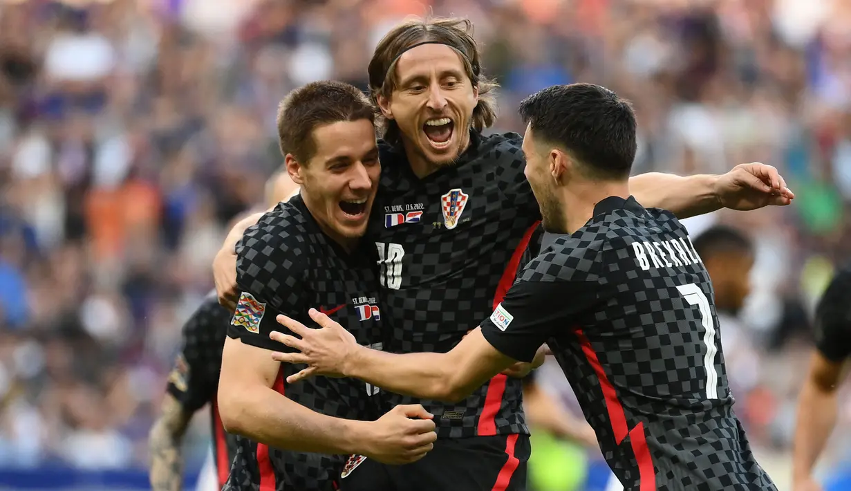 Piala Dunia 2022 akan segera bergulir pada 20 November 2022. Pentas sepak bola terbesar di dunia ini tak hanya menyuguhkan persaingan dari para bintang saja, melainkan juga dari beberapa pemain senior andalan negaranya. Berikut deretan pemain dengan koleksi caps terbanyak dari masing-masing tim di Grup F Piala Dunia 2022. (AFP/Franck Fife)