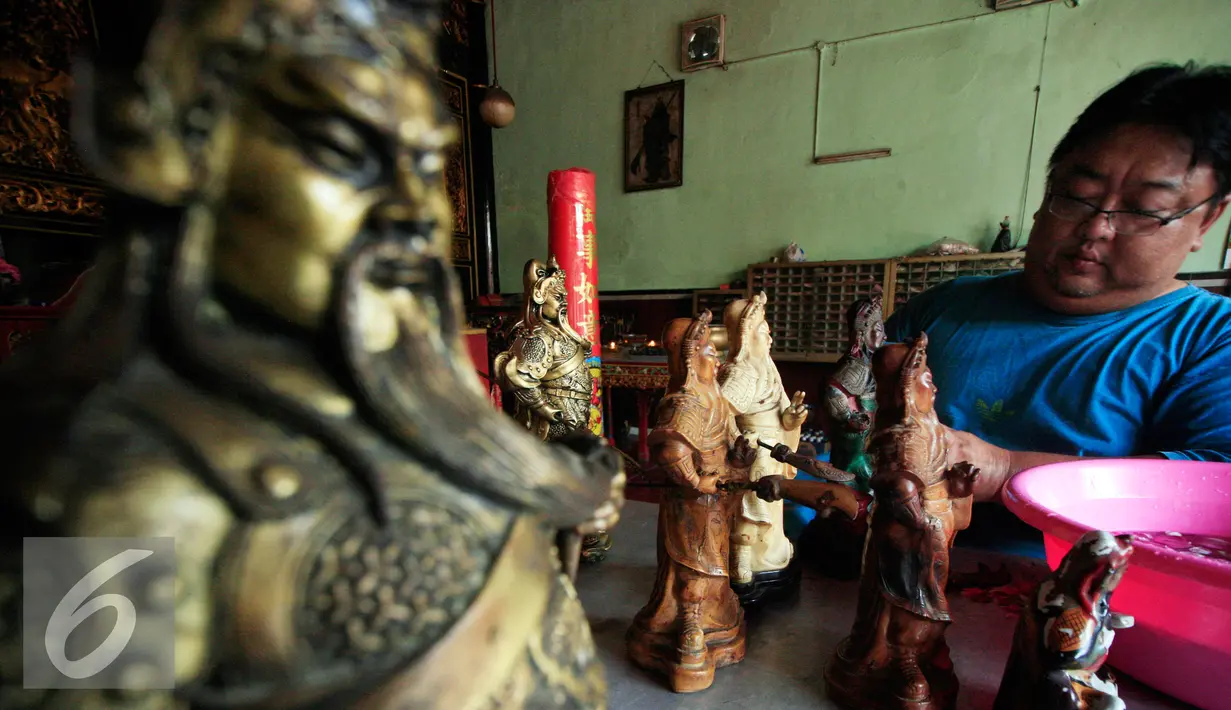 Warga keturunan Tionghoa membersihkan sejumlah patung dewa di Klenteng Poncowinatan, Yogyakarta, Selasa (2/2/2016). Patung patung dewa di bersihkan untuk menyambut perayaan imlek. (Liputan6.com/Boy Harjanto)