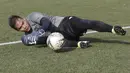 Kiper Persija Jakarta, andritany ardhiyasa, menangkap bola saat latihan di Lapangan NYTC, Sawangan, Depok, Selasa (21/1/2020). Warga antusias melihat punggawa Macan Kemayoran berlatih. (Bola.com/M Iqbal Ichsan)