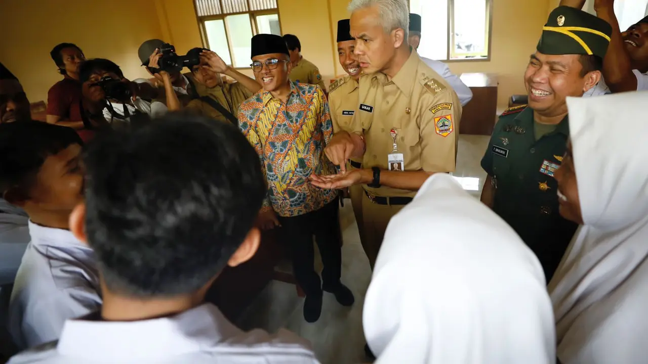 Gubernur Jawa Tengah Ganjar Pranowo saat meresmikan SMK Arrohmaniyah yang terletak di Desa Kanoman, Kecamatan Pamotan, Kabupaten Rembang. (Istimewa)